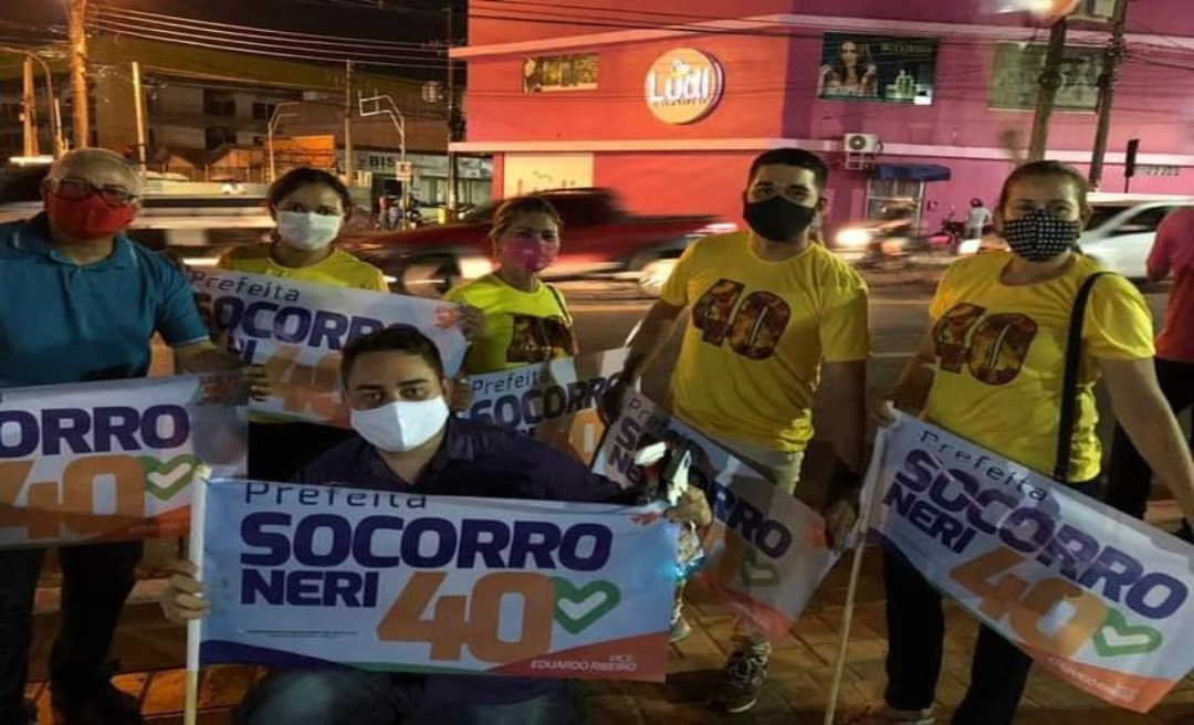 Militantes de Socorro Neri promovem bandeiraço em frente ao Terminal Urbano 
